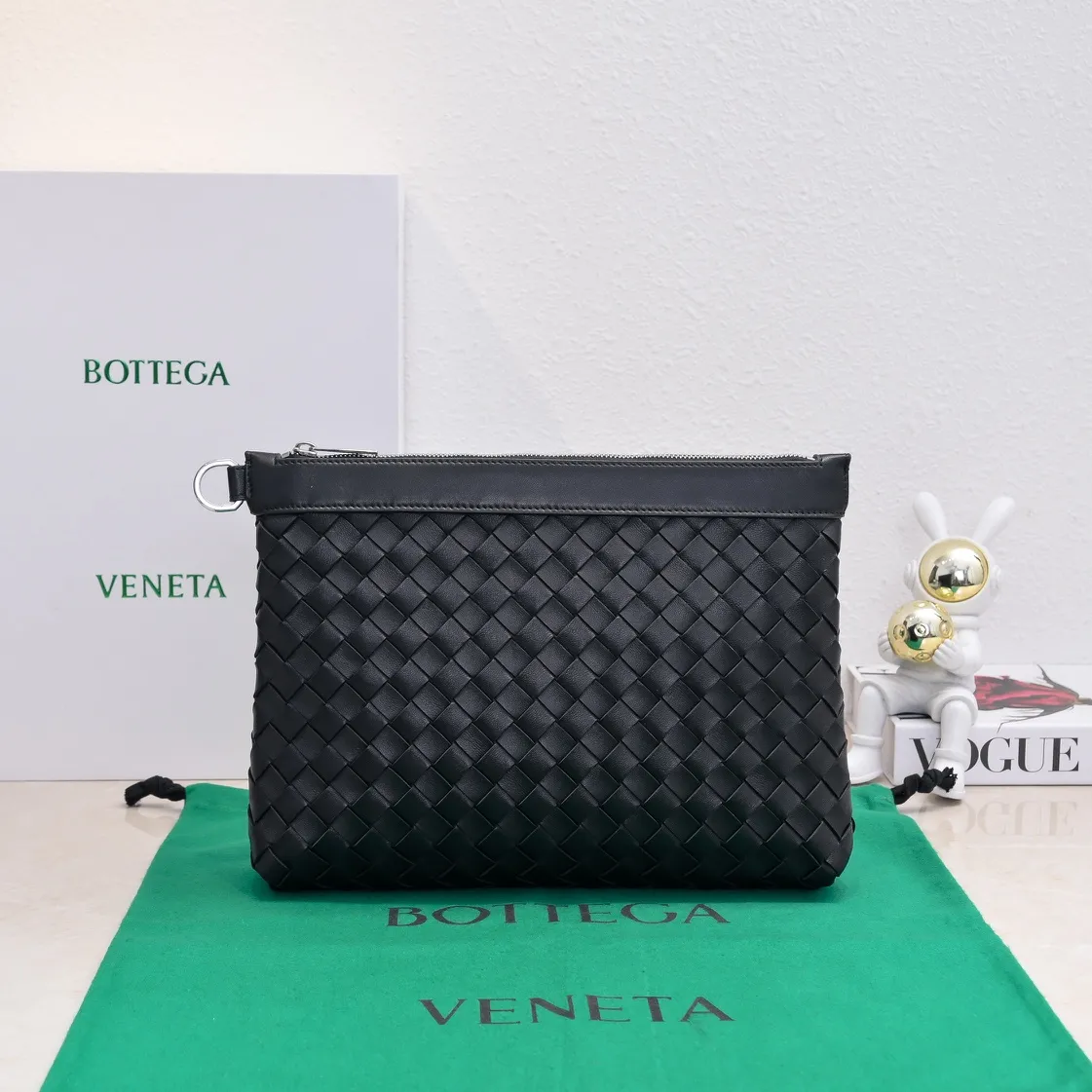 Batch 1360 Bottega Veneta's Bottega Veneta handbag transforms into a man in seconds ⌨️The texture is great! The weaving process is exquisite, simple and elegant, and it perfectly matches any clothes! Whether you are out on the street or on a date, it can instantly improve your overall taste. It can not only hold your wallet and mobile phone, but also the charm of your male god. Style number: 6518 Size: 33*22*7cm